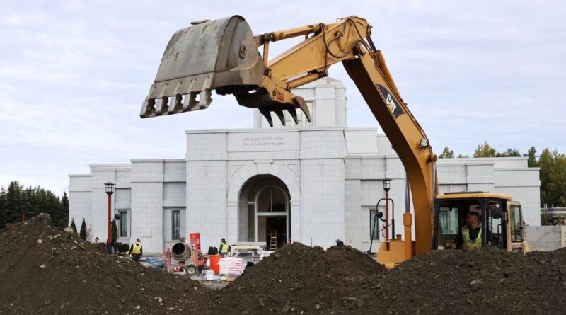 Templo de Anchorage continua funcionando enquanto o novo é construído ao lado